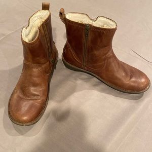 UGG ZIP UP BRON LEATHER SHORT BOOTS. WOMENS SIZE 11